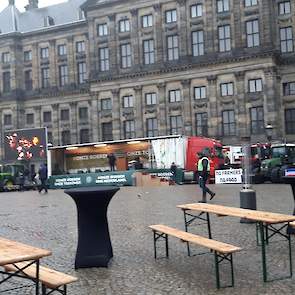 Het podium en de eerste tafels staan op de Dam.