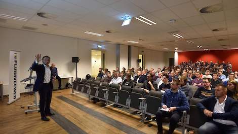 „De vleeskuikenprijzen blijven de komende maanden onder druk staan." Dat zei Pierre Berntsen, directeur agrarische bedrijven van ABN Amro woensdagavond op de Pluimveeweb Jaarspecial, waar ruim 150 bezoekers op afkwamen, waarvan ruim 100 pluimveehouders.