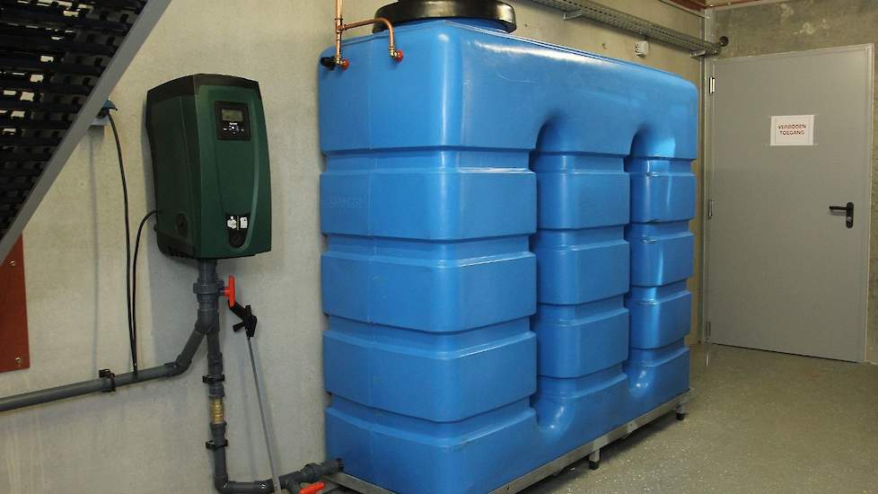 Kemper heeft ook een reservevat voor water voor in de zomer. „Zomers op hete dagen sproeien veel mensen hun tuin en is de waterdruk een stuk lager. Dan heb ik een reservevat nodig voor de nevelkoeling en om met 4 bar druk de warmtewisselaar te sproeien.”