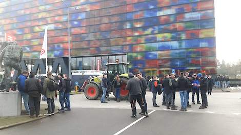 Boeren en bouwers verzamelen zich bij het Mediapark in Hilversum.