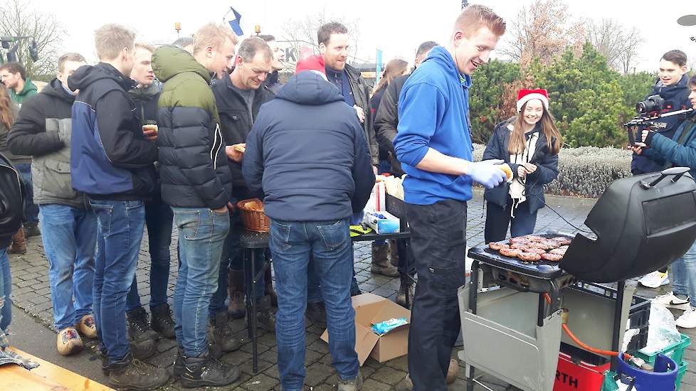 Boeren en bouwers barbecueën op het Mediapark in Hilversum.