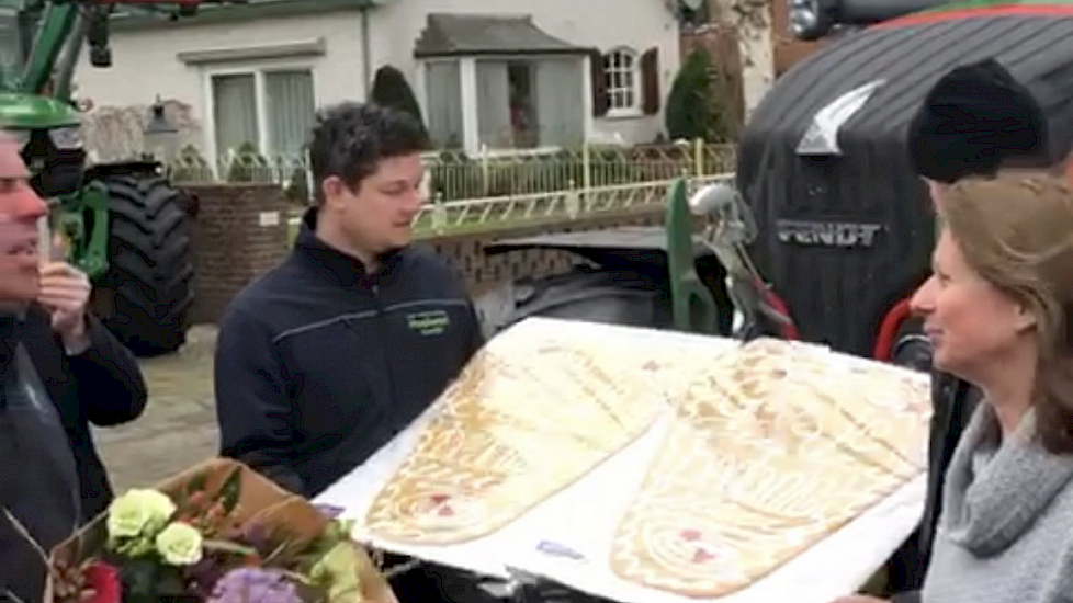 Geesje Rotgers (rechts) krijgt erebezoek van boeren FDF bij haar huis in Zeist.