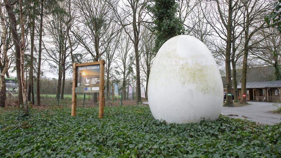 Naast de inrit staat het bord van Salland Boert en Eet Bewust; een stichting die werkt aan meer verbinding tussen boeren en de maatschappij. Toen drie jaar geleden Salland Boert en Eet bewust werd opgericht om te werken aan verbinding tussen boeren en de