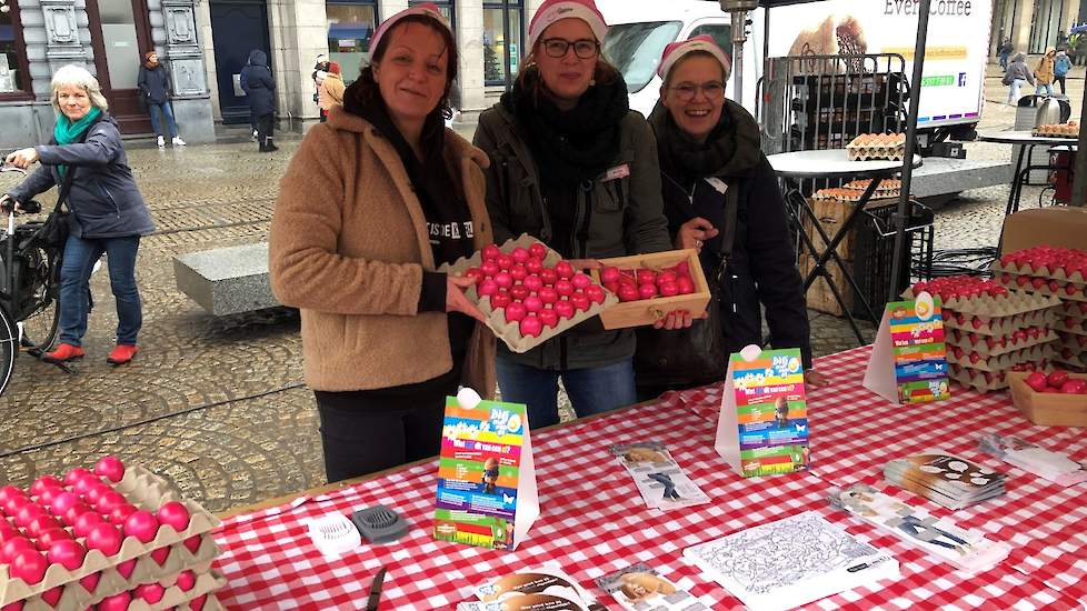 „Stilzitten kan ik niet. Ik vind de combinatie met werken bij de kippen, PR en belangenbehartiging geweldig. Met de mmmEggies gaan we regelmatig op pad om consumenten te vertellen over de gezondheid van eieren. Geweldig om te doen, daar krijg ik energie v