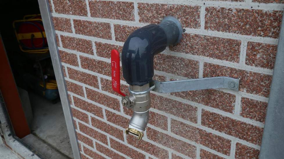 Zowel in als buiten de stal liet Pomper hoge- en lagedrukwateraansluitingen installeren om gemakkelijk en snel schoon te kunnen maken. Pomper nodigde de brandweer uit om voor aanvang van de bouw te komen kijken. Ze installeerden extra brandwerende coating