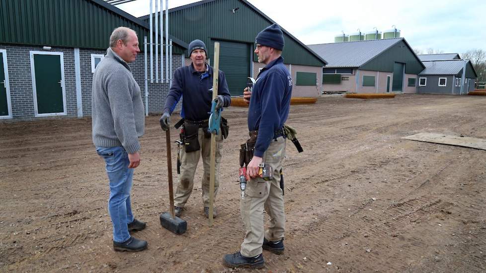 Erik Pomper in overleg met personeelsleden van Van Pijkeren die de laatste hand leggen aan de bouw. Pomper werkt altijd samen met vaste personeelsleden van het bouwbedrijf. „Dat werkt prettig en efficiënt; zij kennen het bedrijf en onze manier van werken”