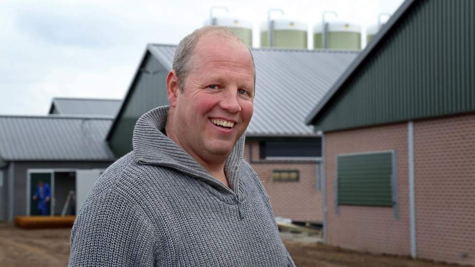 Erik en Janet Pomper uit het Hijken, gemeente Midden-Drenthe, bouwden na vier jaar procederen een nieuw bedrijf naast hun huidige locatie met 219.000 vleeskuikens. Pomper kocht in 2015 het bedrijf van de buurman, een voormalig varkensbedrijf en zette de m