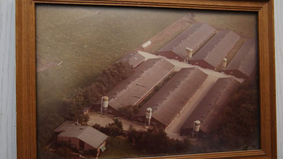 In de kantine, dat tevens als kantoor fungeert, hangt een luchtfoto van hoe het bedrijf er voor de eerste verbouwing in 2009 uit zag. Toen telde het bedrijf zes stallen voor 42.000 opfokdieren.