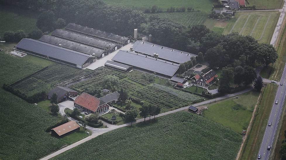 Ook hangt er een luchtfoto hoe het bedrijf er na de nieuwbouw in 2012 uitzag.