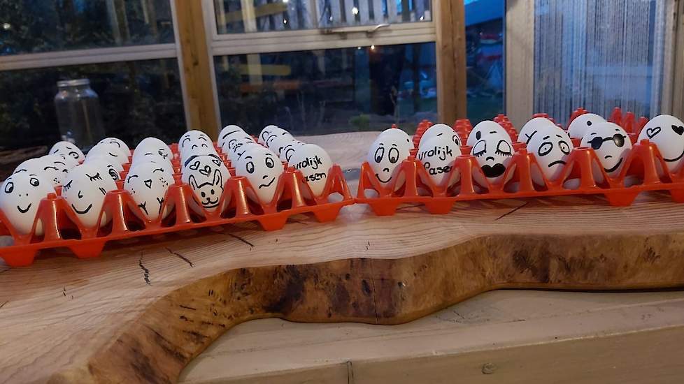 Dit paasweekeinde was het bij Kieftenbeld weer tijd voor een jaarlijkse traditie; samen met echtgenoot Andre Veldman en de kinderen worden gekookte eieren beschilderd met vrolijke gezichtjes. De eieren op de foto gaan naar de Veldman Group in Raalte.