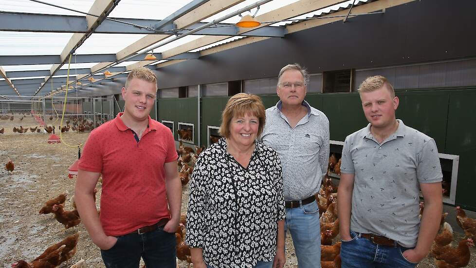 Dirk (22), moeder Jenneke (55), vader Hergen (60) en André (22) Smid in de overdekte uitloop van één van hun twee omgebouwde twee sterren Beter Leven stallen. Tweelingbroers André en Dirk willen het leghennenbedrijf op termijn overnemen van hun ouders. De