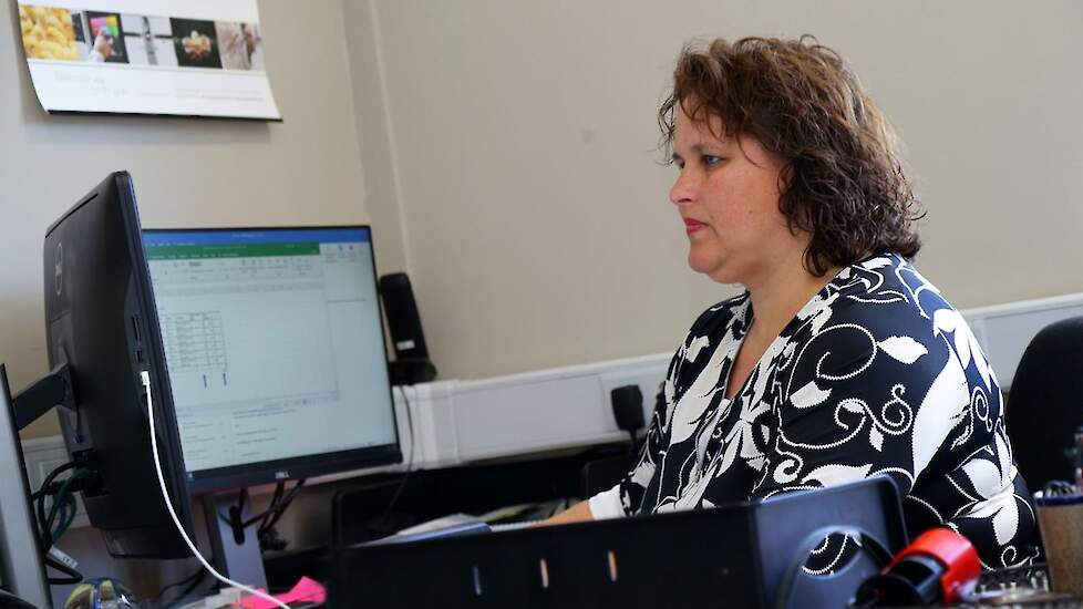Diane Engelen, de vrouw van Twan, is verantwoordelijk voor de papieren bij de exportpartijen. Dat kost per vracht 5 uur werk voordat alles in orde is. De NVWA controleur is dagelijks aanwezig voor de exportpapieren. In de coronatijd is dat nu digitaal. „W