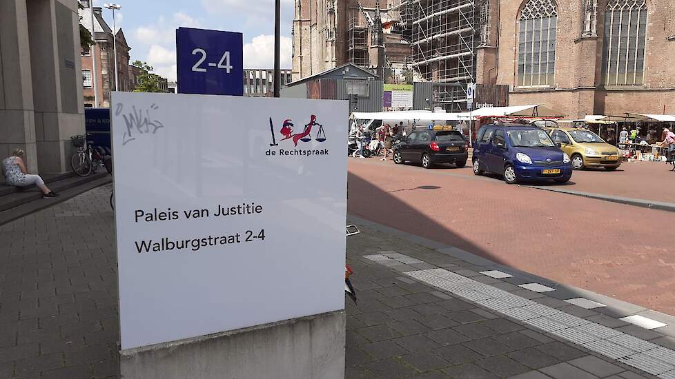 Rond 12.45 uur is het nog rustig bij de rechtbank in Arnhem. Er zijn nog geen trekkers te bekennen.