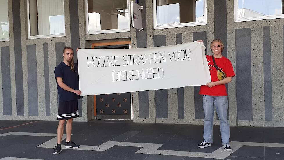 Er zijn ook mensen naar de rechtbank gekomen om hun steun te betuigen aan dierenrechtenactivisten, waaronder Edo Belgers. „We staan hier om onze steun te betuigen aan dierenrechtenactivisten die misstanden in stallen aan de kaak stellen. Wij vinden dat er