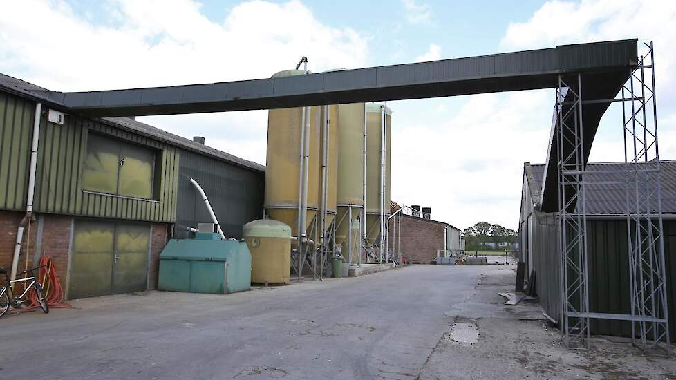 De eieren uit de oudste stal uit 1993 gaan via eierbanden naar het centrale eierlokaal. „De brug heeft mijn vader zelf ontworpen en gebouwd”, vertelt Joris van Lierop.