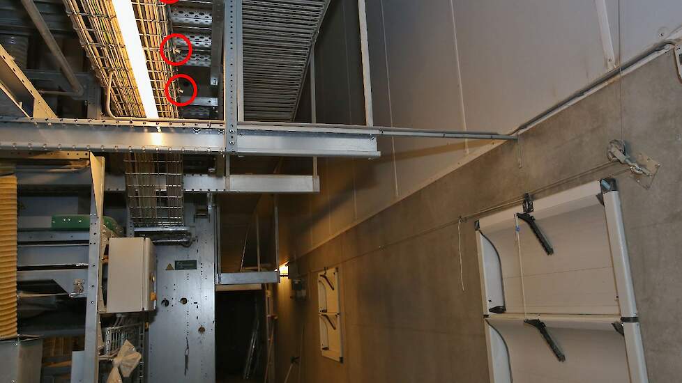 In de nieuwe stal is in de kopgevel ook koeling  geïnstalleerd. De nozzels zijn op het systeem gemonteerd tegenover de inlaatventielen, zie de rode cirkels.