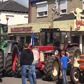 Drukte met trekkers voor de bakkerij in Neede