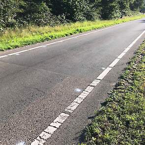 Gemeentemedewerkers zetten stippen op de weg, anderhalve meter uit elkaar in verband met de coronamaatregelen. „Ik heb het ook niet verzonnen”, zegt een van hen.