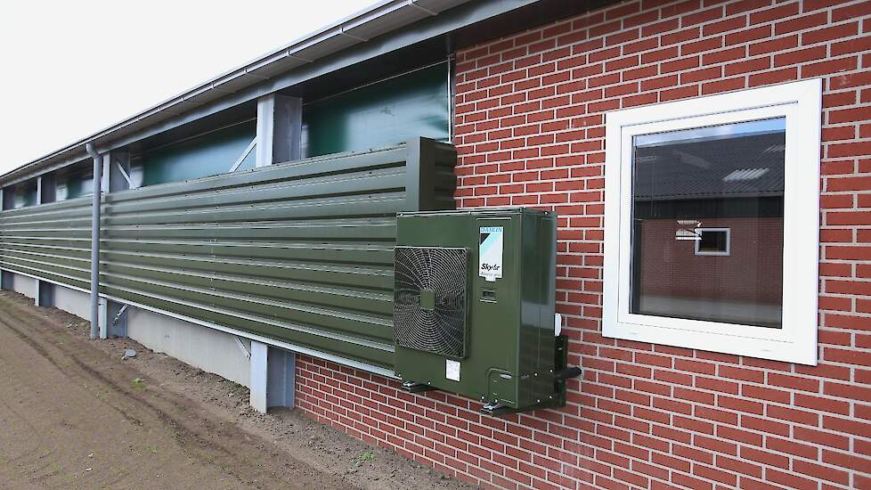 Met een zeil kan Tolhoek de daglichtstraat verduisteren. De airconditioning van de eierbewaarplaats liet Tolhoek in dezelfde kleur groen spuiten als de damwandpanelen.