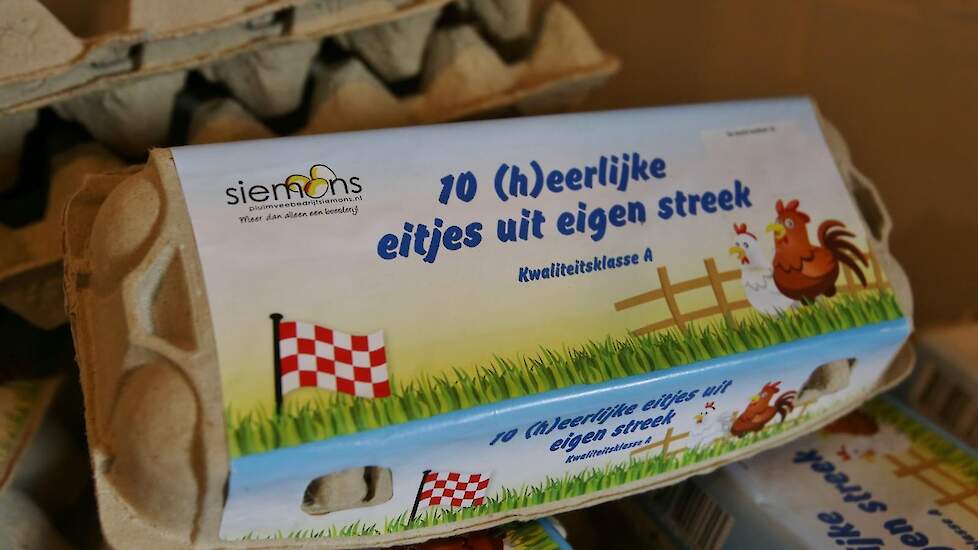 Siemons heeft ook een pakstationerkenning en zet ongeveer 8 procent van de eieren zelf af. De meerprijs van de ster eieren moeten de meerkosten van de investering opbrengen. „De kosten van de overdekte uitloop wil ik in 2 – 2,5 ronde terug verdiend hebben