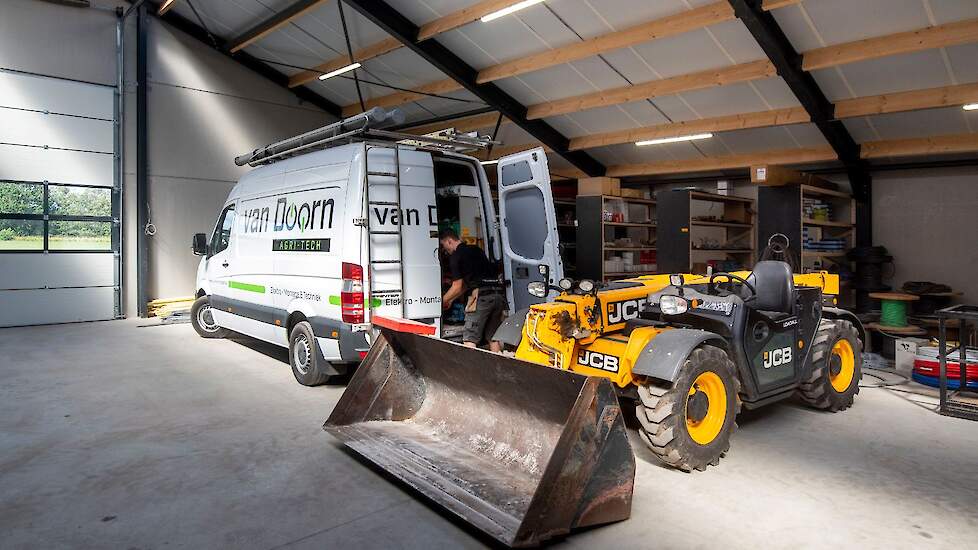 Eén van hun verreikers is laag zodat ze in hun oude stallen op hun thuislocatie ook langs de zijmuur kunnen rijden.