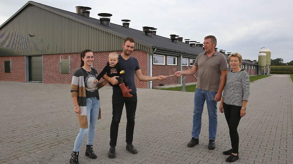 Marco van Laar (met dochter Mila in de arm) neemt samen met zijn vriendin Ivana het bedrijf over van zijn ouders Erik en Alie. Op de achtergrond hun nieuwe stal uit 2017 op de locatie die Marco en Ivana runnen.