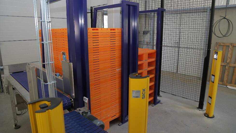 Rohaan investeerde ook een nieuwe palletizer die de eieren automatisch op pallets zet. Eerder werkte de pluimveehouder met een palletlift waarmee hij of zijn medewerker de stapels eieren zelf op de pallet moesten zetten. Dat vond Rohaan ook nog te arbeids