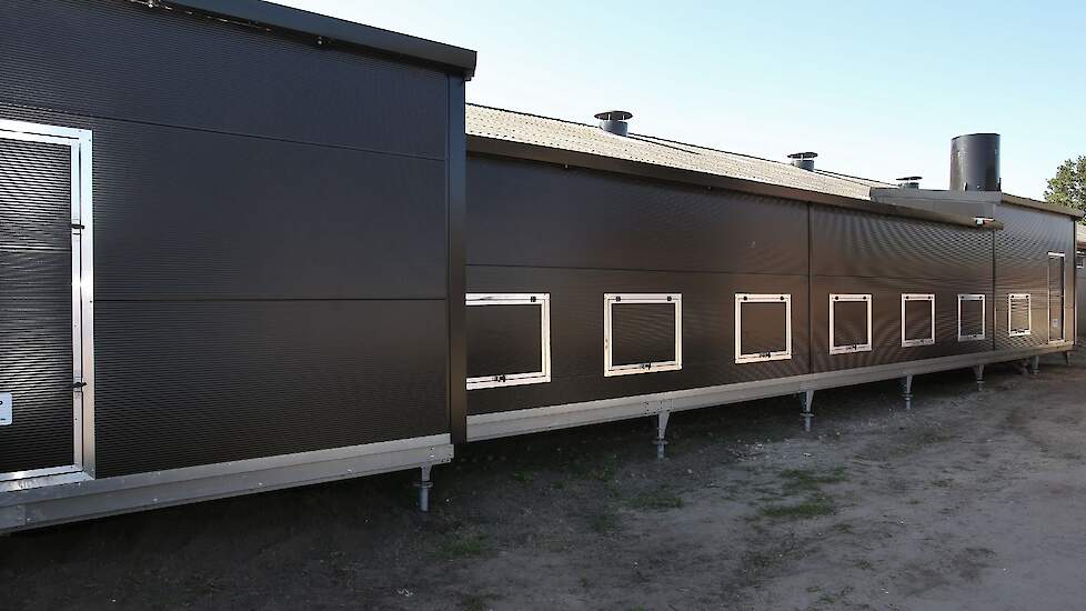 Pol koos voor een nieuw type warmtewisselaar, de Airhouse van Beekamp Agri Climate. De warmtewisselaar is maar liefst 21 meter lang en verzorgt de minimumventilatie. De buitenlucht gaat door folieslangen, hiervan is het rendement van opwarmen hoger. De af