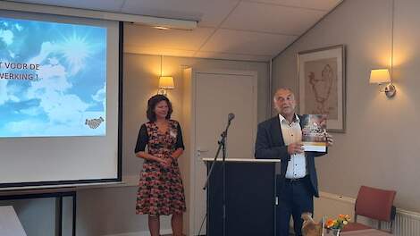 Regina Jansen (beleidsmedewerker gemeente Ede) en Jan Workamp (projectmanager PEV) presenteerde donderdag 24 september de eindrapportage in het Pluimveemuseum in Barneveld.