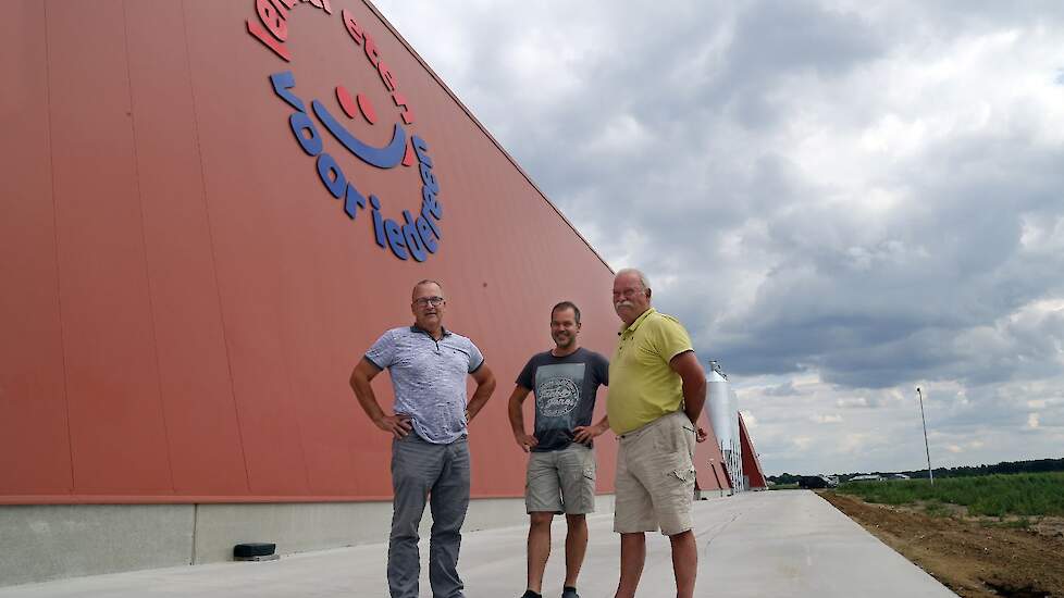 Marcel, Jan en Cor Kuijpers in augustus 2019 voor hun nieuwe bedrijf in Grubbenvorst (LB).