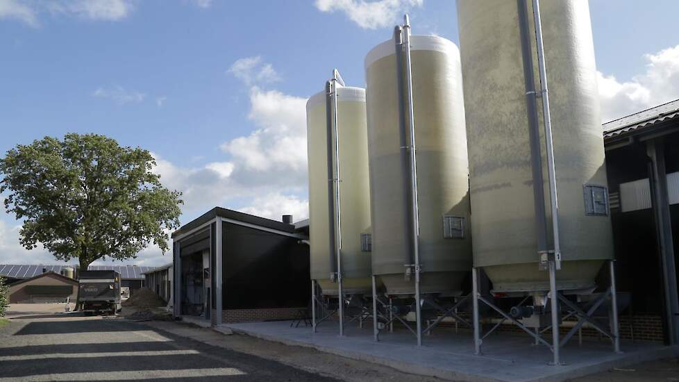 Drie silo’s van elk 16 ton. Het zijn standaard silo’s met een uniek vlakbodem mechanisme om ontmenging te voorkomen. Drie om ochtend- en middagvoer en leeg te kunnen voeren.