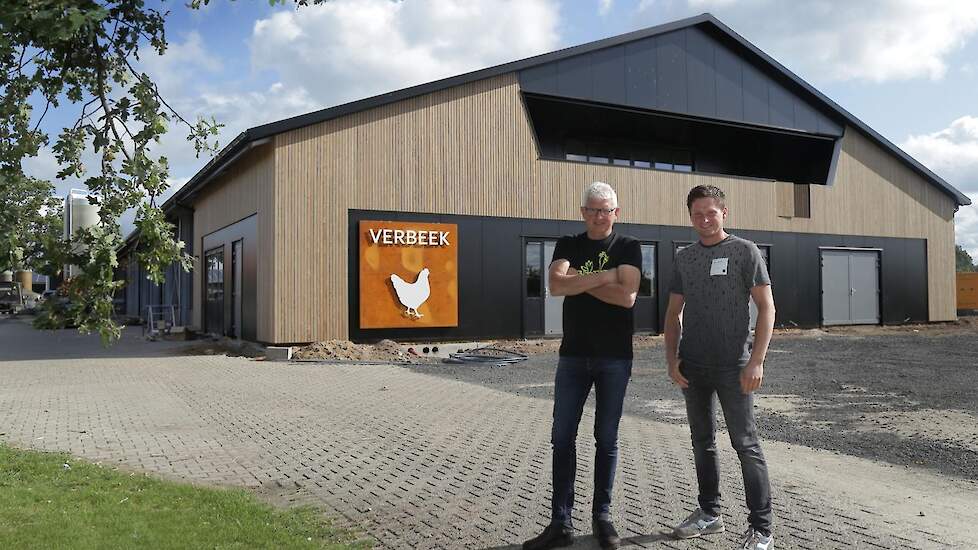 Johan (61)  en Ariën (27) Verbeek voor de nieuwe stal. Familie Verbeek houdt in Renswoude (Utrecht) 15.000 biologische leghennen en 550 vleesvarkens. Een mooie ijzeren kip pronkt op de gevel van de nieuwe stal aan de Ubberschoterweg in Renswoude. Een nieu