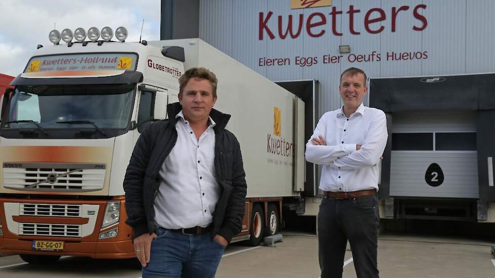Arend Hardeman (links) en John Achterstraat voor het eierpakstation van Kwetters in Ede. Als enig aandeelhouder van de Hardeman Egg Group nam hij in juni 2020 de pakstations en pluimveebedrijven van familie Kwetters over. De 40-jarige Hardeman uit Kootwij