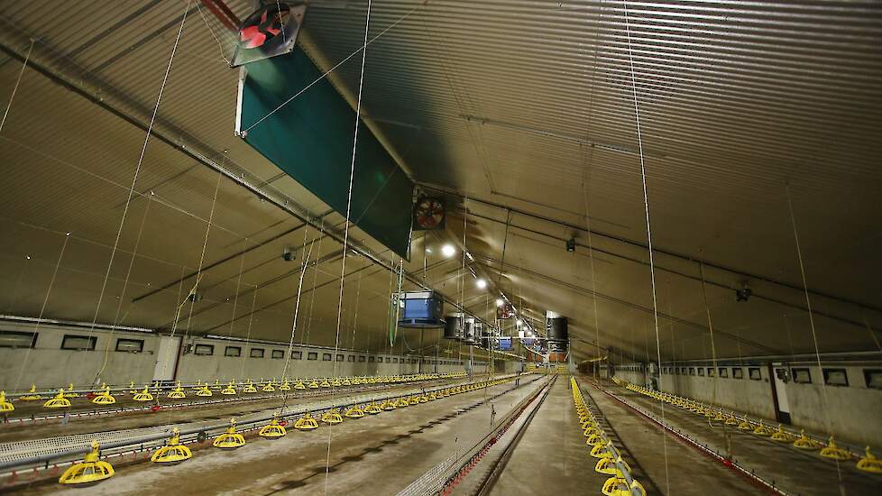 De inlaat werkt volgens het zogeheten Louvre systeem. Luchtsnelheid is erg belangrijk, leerde Westerhof. „Om de lucht van de warmtewisselaar goed verdeeld te krijgen, moet je soms ook niet bang zijn de recirculatieventilatoren onder sommige omstandigheden