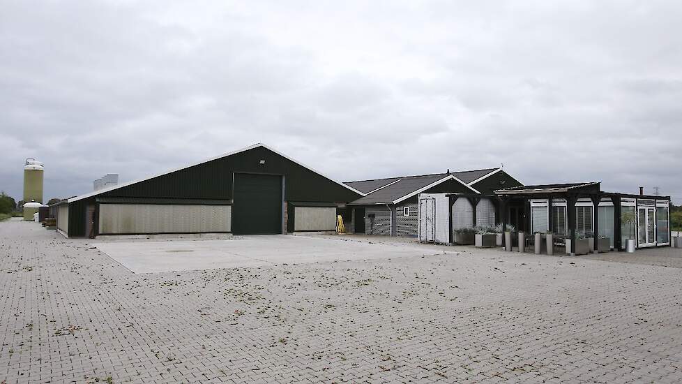 De stallen zijn gebouwd in 2011 en 2019 door bouwbedrijf Van Pijkeren. Hemelsbreed ligt het bouwbedrijf op ongeveer 1 kilometer afstand van het vleeskuikenbedrijf van Westerhof. Mede daardoor was alles zeer snel gerealiseerd.
