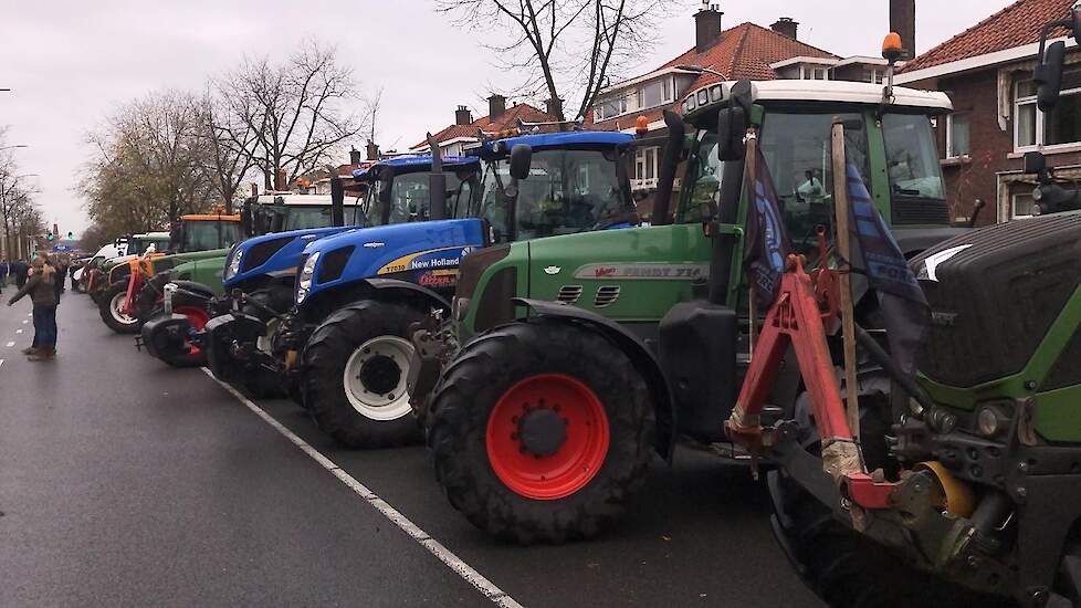 Er staan naar schatting 250 trekkers aan de Benoordenhoutseweg, de aangewezen parkeergelegenheid voor de boeren.