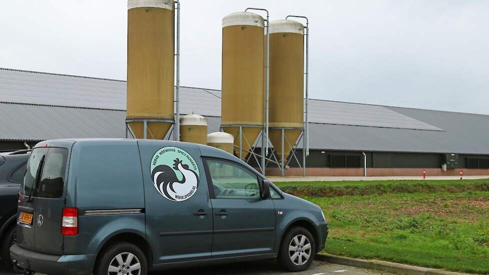 Sleegers is en blijft een ondernemer. Zijn nieuwe bedrijf JP Food, onderdeel van Jofra Poultry, is voor de verkoop van kipproducten en automaten. Een beletterde serviceauto staat al op de parkeerplaats. JP Food gaat de verkoop van deze automaten uitvoeren