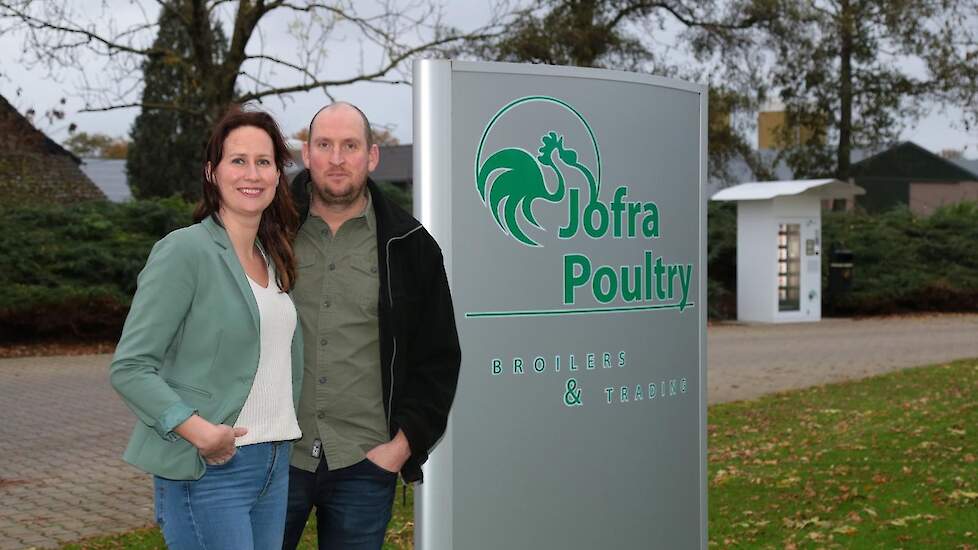 René Sleegers en zijn vriendin Anita Relou op de oprit aan de Houtbroekstraat in het Brabantse Someren. Sinds juni 2020 is de diepvriesautomaat geplaatst. Dagelijks komen klanten ambachtelijke kipproducten te kopen. „Gemiddeld komen er nu 400 klanten per