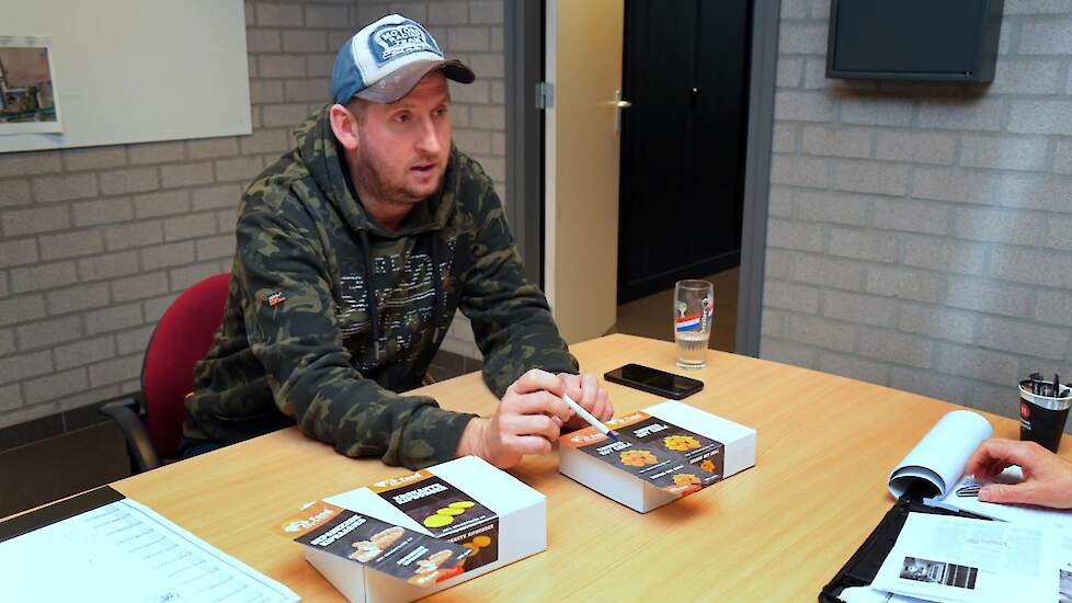 Al 20 jaar verkoopt Sleegers in zijn vrienden- en familiekring gekruide vleugels. „Daar ben ik ooit mee begonnen en het liep heel goed. Daags na laden kreeg ik via de slachterij de vleugels retour en die kruidde ik zelf.” Hij ontwikkelde meer producten en