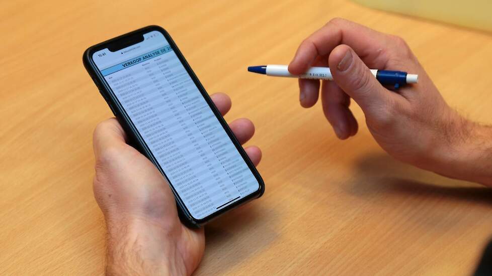 Anita en René kunnen op hun mobiele telefoon de realtime verkopen zien. „Drie keer per dag ontvriest de automaat. Dan blijft het glas er mooi schoon uitzien en de temperatuur blijft goed op peil. De temperatuur kan ik ook mobiel aflezen. Het werkt prima”,