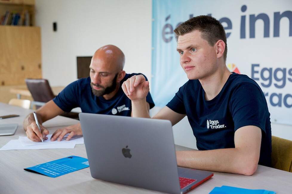 Internetondernemer André Hoogendam (links) en Jarrin Snetselaar, die opgroeide op een pluimveebedrijf zijn de initiatiefnemers van EggsTrader.com, het nieuwe handelsplatform voor eieren.