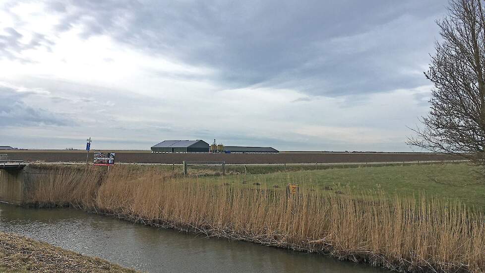 De zonnepanelen liggen op zijn akkerbouwloods en werktuigberging. Hun bouwblok voor de akkerbouw ziet er als volgt uit: 17,5 hectare (ha) suikerbieten, 8 ha consumptieaardappelen, 6 ha pootaardappelen, 13 ha uien, 21,5 ha wintertarwe en 19 ha gras en kwel