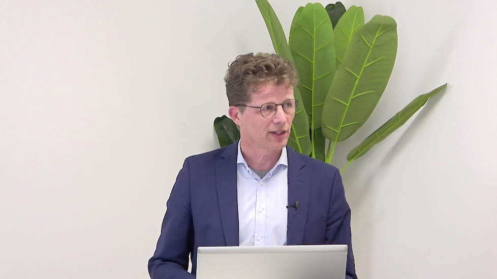 Sectorspecialist Jeroen van den Hurk van de Rabobank was woensdagavond 3 maart te gast in de studio van Agrio Uitgeverij in 's-Heerenberg (GD) tijdens de Pluimveeweb online uitzending 'Het economisch perspectief van de vleeskuikenhouderij'.