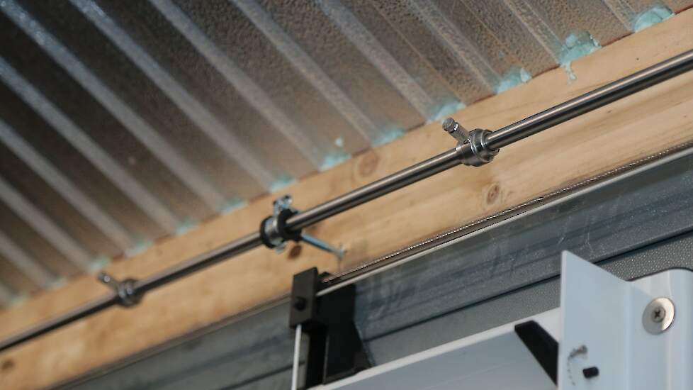„Nevelkoeling is de beste manier om leghennenstallen in de zomer te koelen omdat dit goed aansluit op de veelgebruikte nok- of lengteventilatie in leghennenstallen, effectief is en de investering te overzien is”, stelt klimaatspecialist William de Koning.