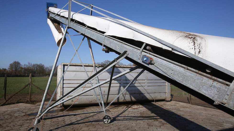 De mestafvoer gebeurt via de Hercules Cross conveyor, een putloze mestband. Twee keer per week draait de pluimveehouder de mest af. Een Prinzen inpakker pakt de eieren in. Verbeek kocht de hele inrichting inclusief het Eco Zero systeem als totaalpakket.