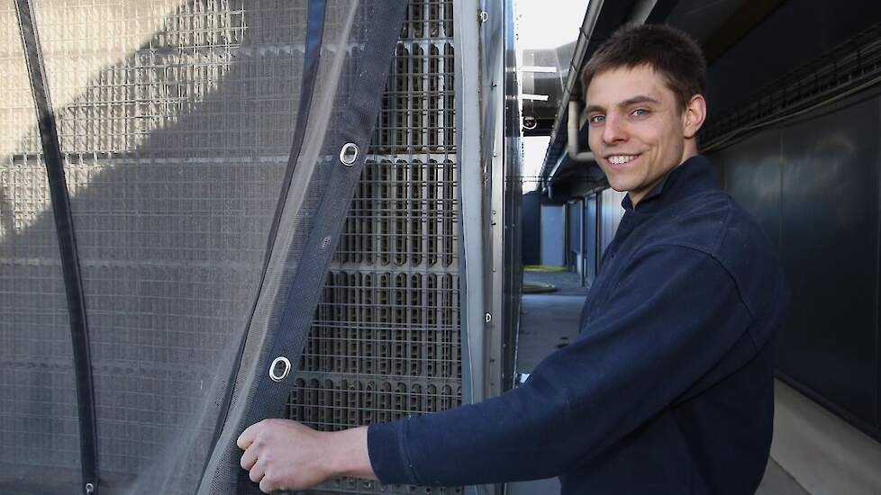 Arnaud Verbeek is tevreden. „In de stal zie je geen stof. Het verschil met de huurstal is groot. Daar ruik je veel meer. Het is fijn werken in de nieuwe stal en de uitstekende resultaten maken die extra kosten goed. Ik wil graag technisch goed draaien. Da