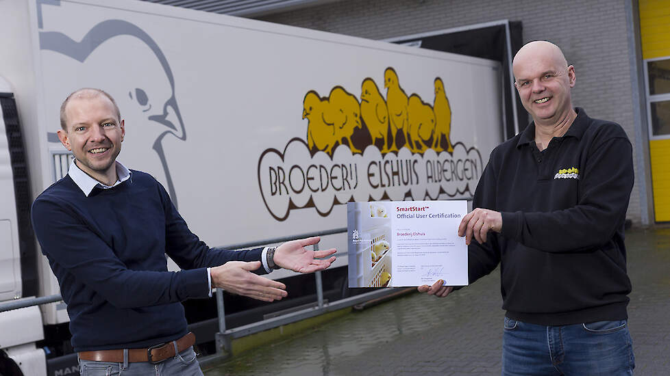Verkoopdirecteur Erwin Prinzen van Pas Reform (links) overhangt eigenaar Hugo Elshuis van broederij Elshuis uit het Overijsselse Albergen het certificaat.