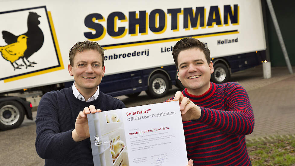 De broers Erik en Rob Wolterinck van broederij Schotman uit het Gelderse Lichtenvoorde ontvingen onlangs een certificaat van Pas Reform waarin staat dat de toepassing van SmartStart een lagere uitval in de eerste week ondersteunt. Pas Reform overhandigde