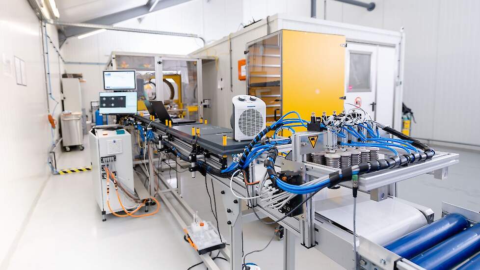 In Ovo ontwikkelde een machine die met hoge snelheid geslachtsbepaling kan doen van het ei. Sinds november bepaalt hun machine het geslacht van eieren in de broederij van Het Anker in Ochten (GD).