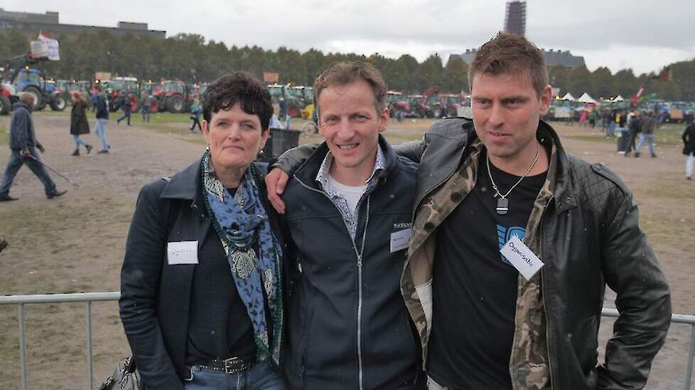 Van links naar rechts Sieta van Keimpema (FDF/DDB), Bart Kemp (Agractie) en Mark van den Oever (FDF), tijdens een demonstratie tegen het stikstofbeleid.